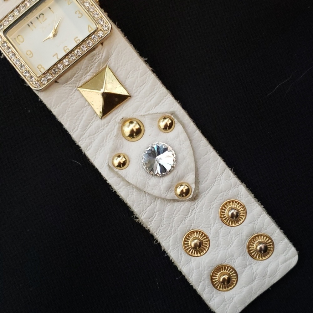 Off-white Vintage Geneva Platinum Jeweled Watch - Picture 5 of 12